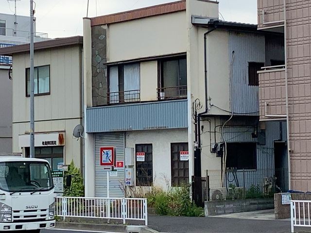 神奈川県横浜市鶴見区下末吉の木造2階建て家屋解体工事前の様子です。